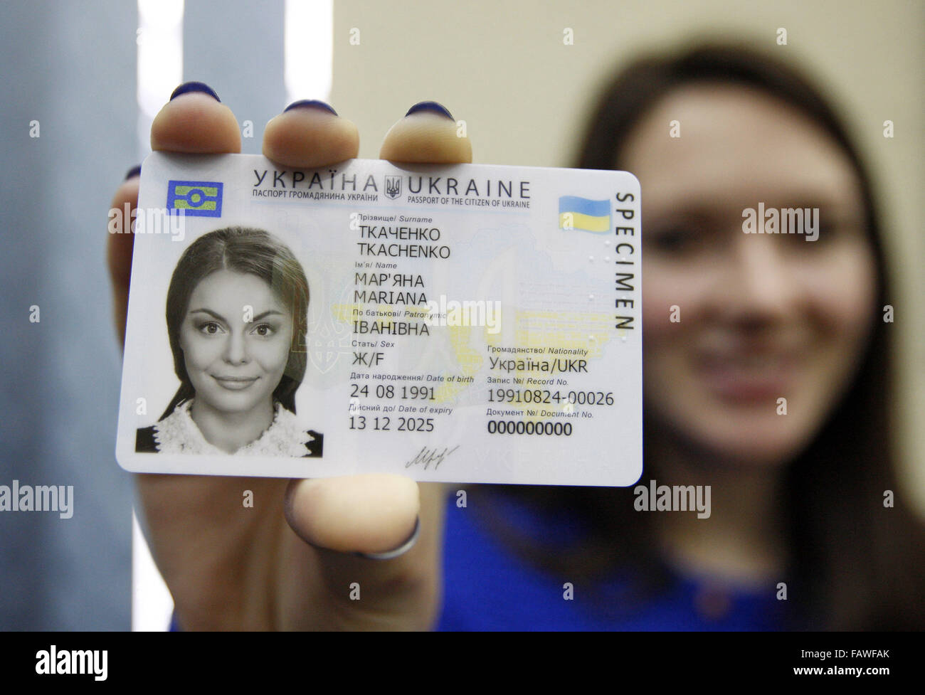 5 janvier, 2016 - Kiev, Ukraine - Une jeune fille ukrainienne tient dans sa main un spécimen d'une nouvelle ID passeport de citoyen de l'Ukraine à Kiev, Ukraine, 05 janvier, 2016. Du 11 janvier le Service de migration de l'État commence l'enregistrement de la nouvelle ID de passeports pour les citoyens de l'Ukraine, Sokolyuk dit. Le Président ukrainien Porochenko a confirmé l'évaluation positive de l'Ukraine en vue de la Commission européenne prévoit de libéraliser le régime de visa.Le Ministère des affaires étrangères de l'Ukraine s'attend à ce que la libéralisation du régime des visas avec l'UE en 2016, selon les médias locaux. (Crédit Image : © Serg Glovny via Z Banque D'Images