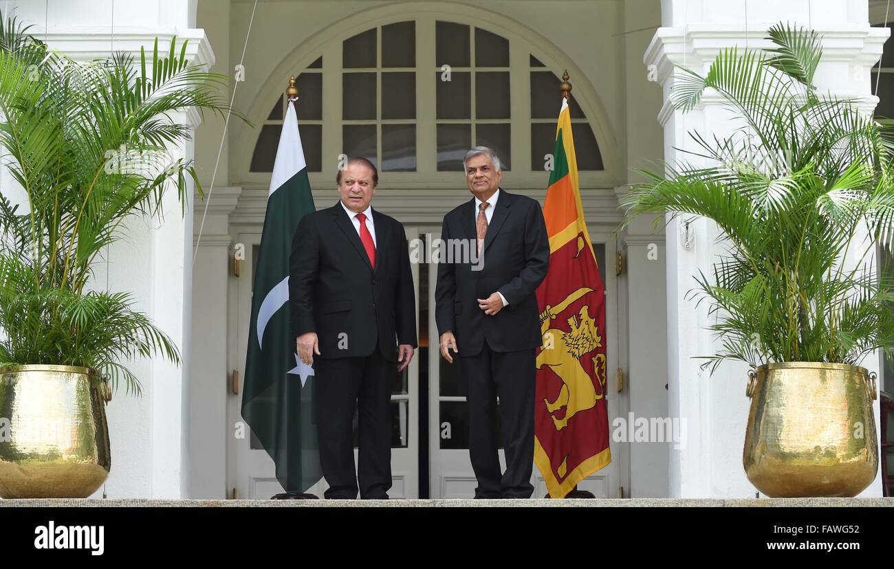 Colombo, Sri Lanka. 5e Jan, 2016. La visite du Premier Ministre pakistanais Nawaz Sharif (L) se réunit avec le Premier Ministre Sri-Lankais Ranil Wickremesinghe à Colombo, Sri Lanka, 5 janvier 2016. Le Sri Lanka et le Pakistan ont signé mardi huit protocoles d'accord dans plusieurs domaines dont le commerce, la défense, le commerce et la stabilité régionale. © Gayan Sameera/Xinhua/Alamy Live News Banque D'Images