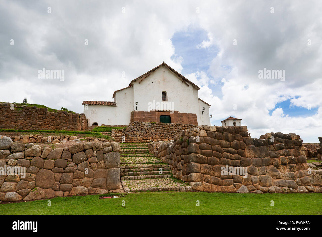 L'église catholique construite sur des murs en pierre Inca antique dans le le village de Chinchero, au Pérou Banque D'Images