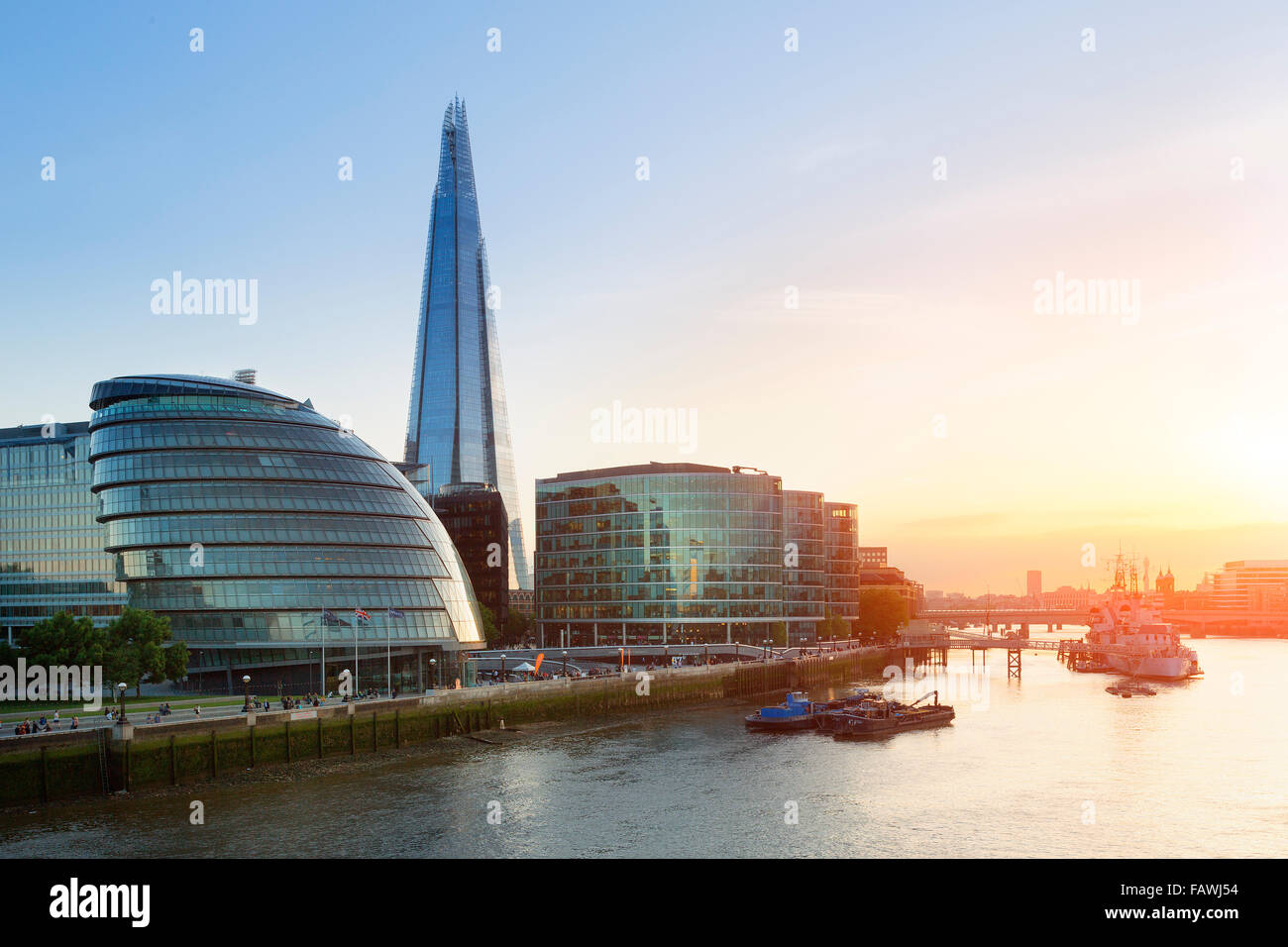 Londres, le fragment et l'hôtel de ville au coucher du soleil Banque D'Images