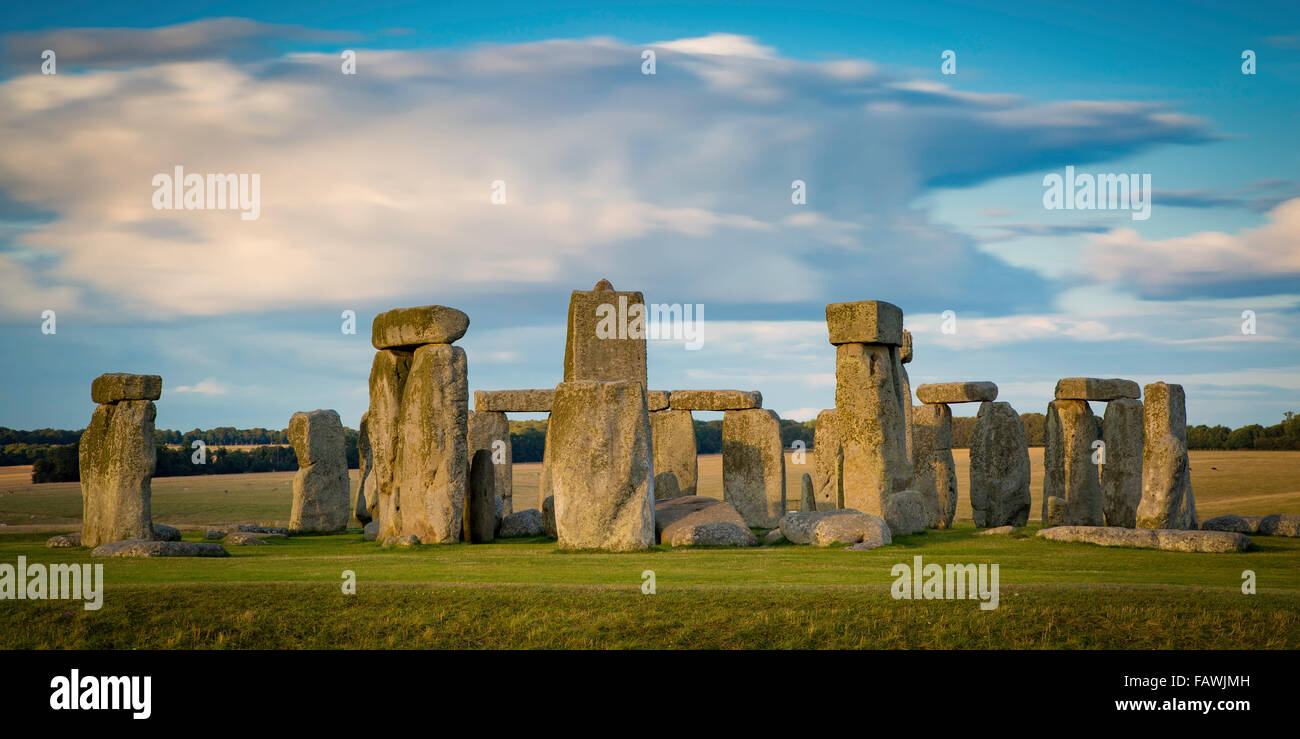 Coucher de soleil sur Stonehenge près d'Amesbury, Wiltshire, Angleterre, Royaume-Uni Banque D'Images