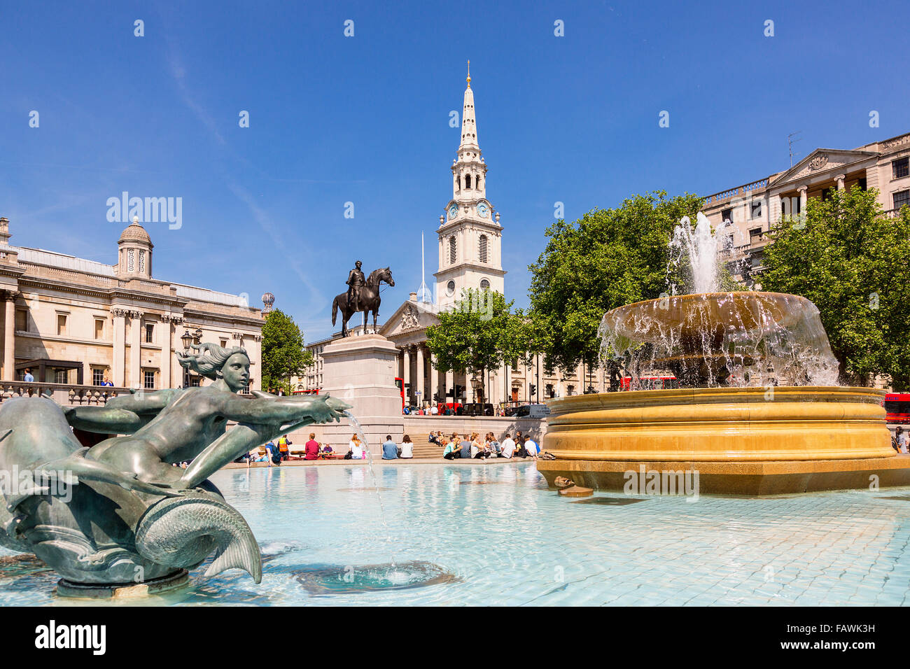 La Galerie nationale et de fontaines à Trafalgar Square, Londres, Angleterre, Royaume-Uni. Banque D'Images