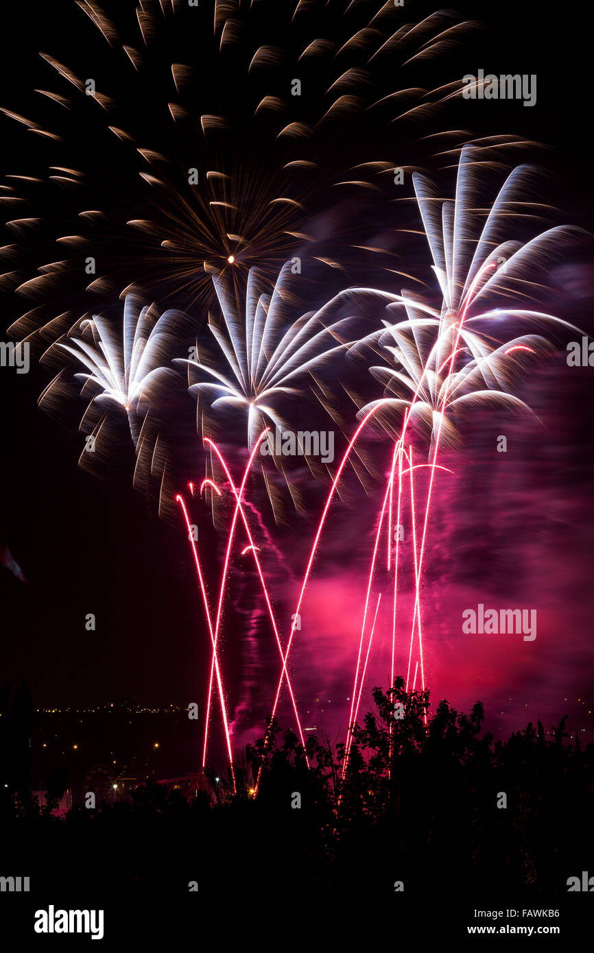 D'artifice de couleurs à la nuit ; Calgary, Alberta, Canada Banque D'Images