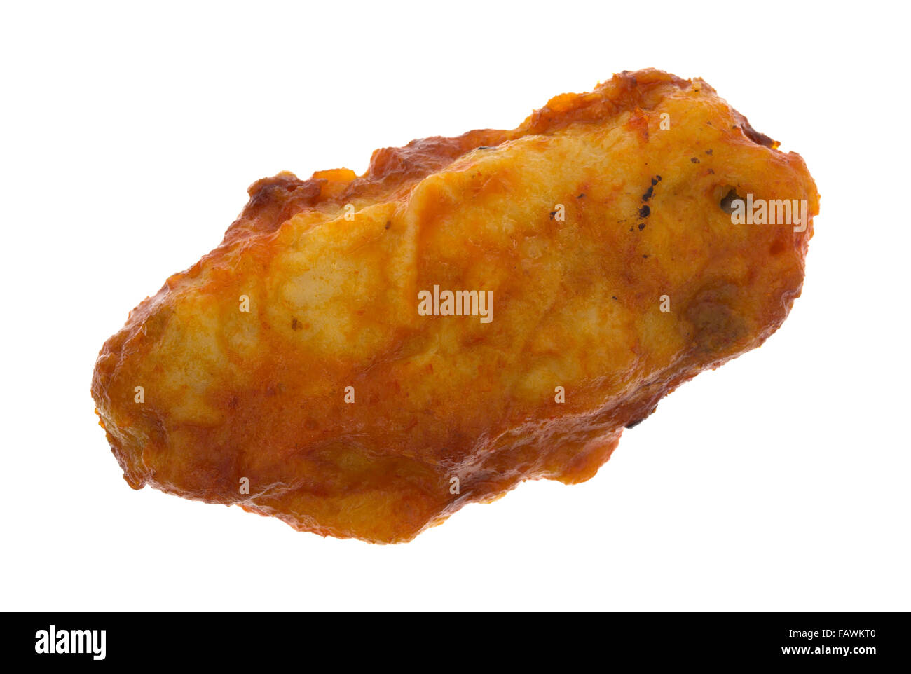 Une aile de poulet assaisonné style buffalo isolé sur un fond blanc. Banque D'Images