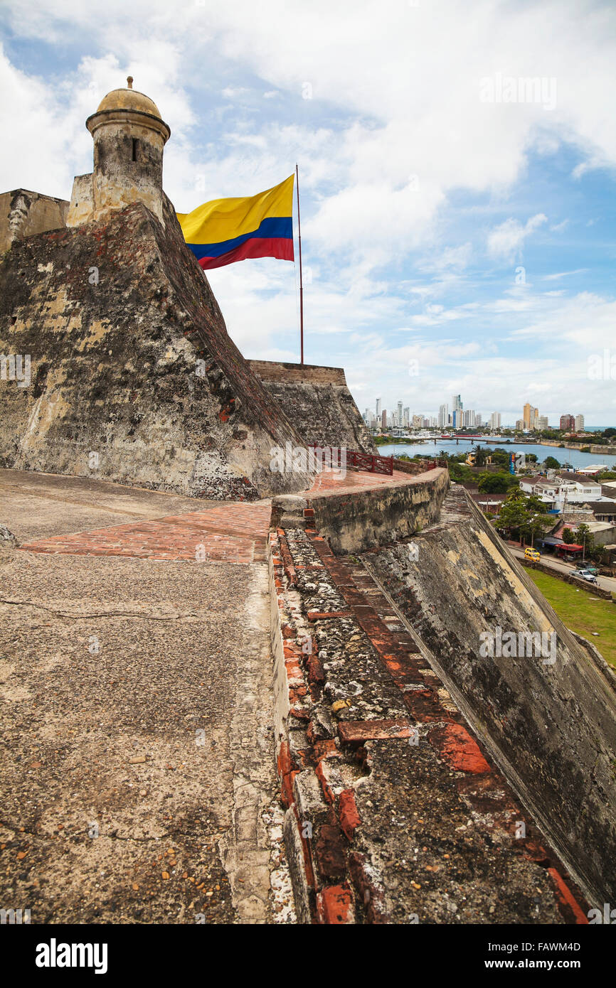 Castillo San Felipe de Barajas et drapeau colombien de Carthagène avec nouvelle ville en arrière-plan ; Cartagena, Colombie Britannique Banque D'Images