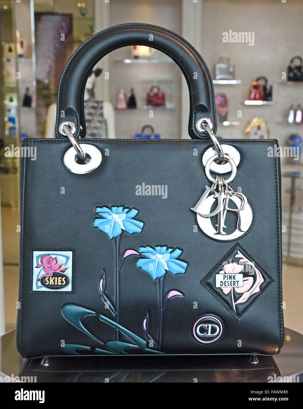 Dior sac sacs shop vitrine Madrid Barcelone Espagne Espagnol Photo Stock -  Alamy