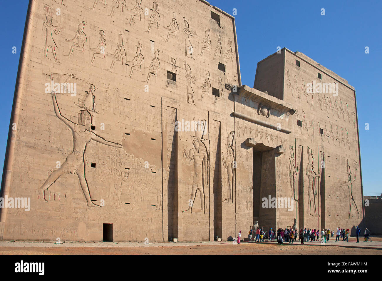 Pylône du Temple d'Edfou, dédié au dieu faucon Horus, Egypte Banque D'Images