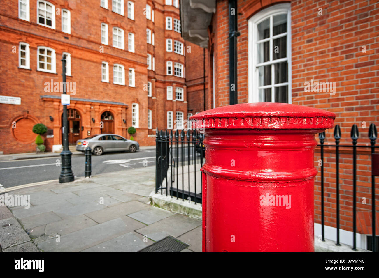 Maisons en rangée en brique rouge et mail box, Kensington, Londres. Banque D'Images