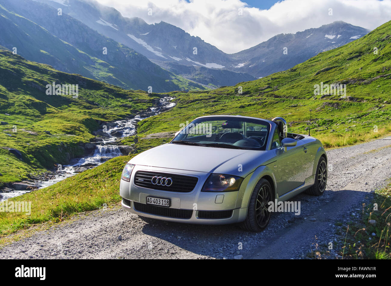 1999 Audi TT Roadster quattro mark I (type 8N), argent métallisé, toit rétracté, sur une route non asphaltée de la route alpine dans Rhone-alpes, France. Banque D'Images