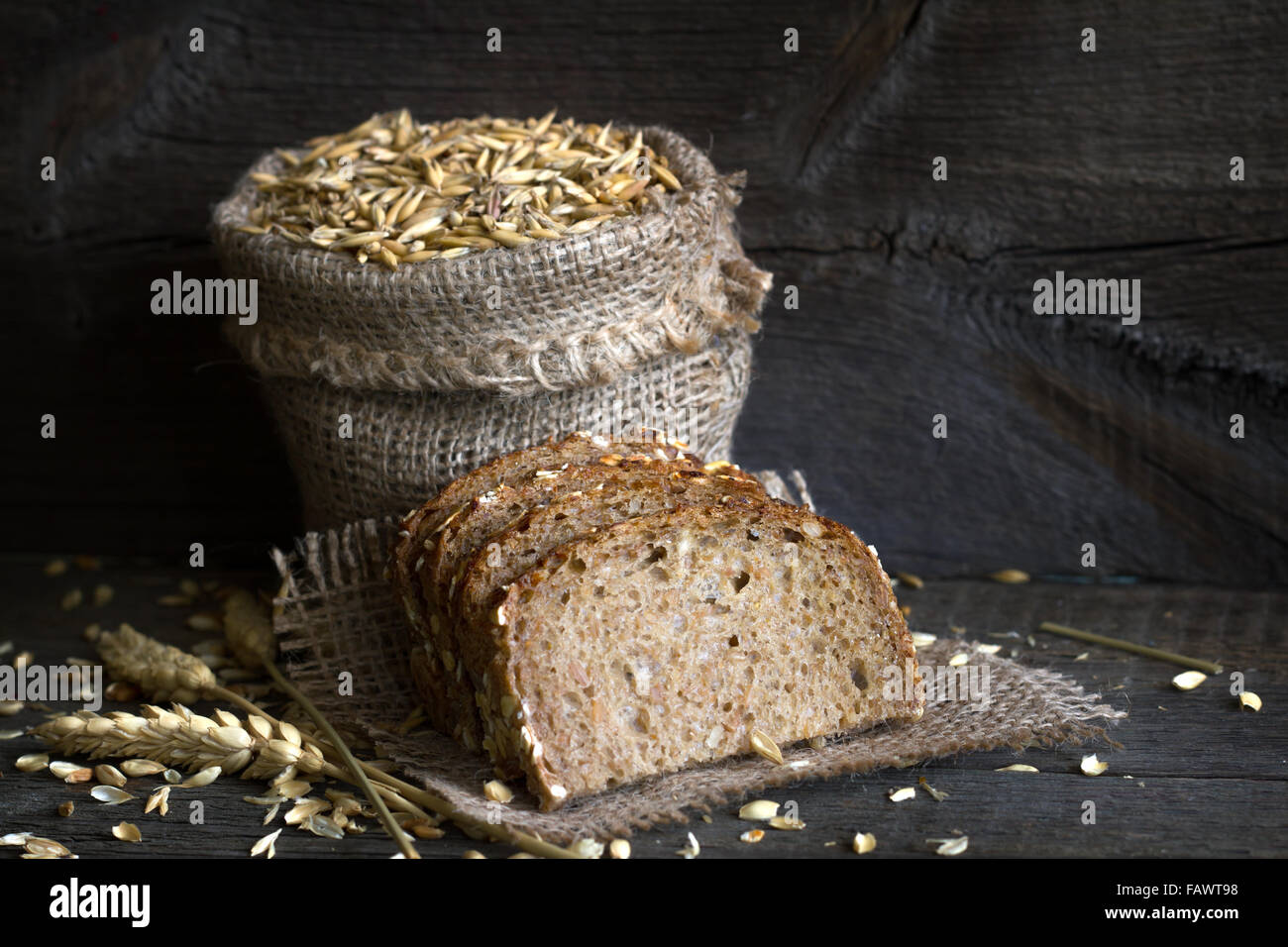 Pain et céréales dans le sac sur un en bois vintage Banque D'Images