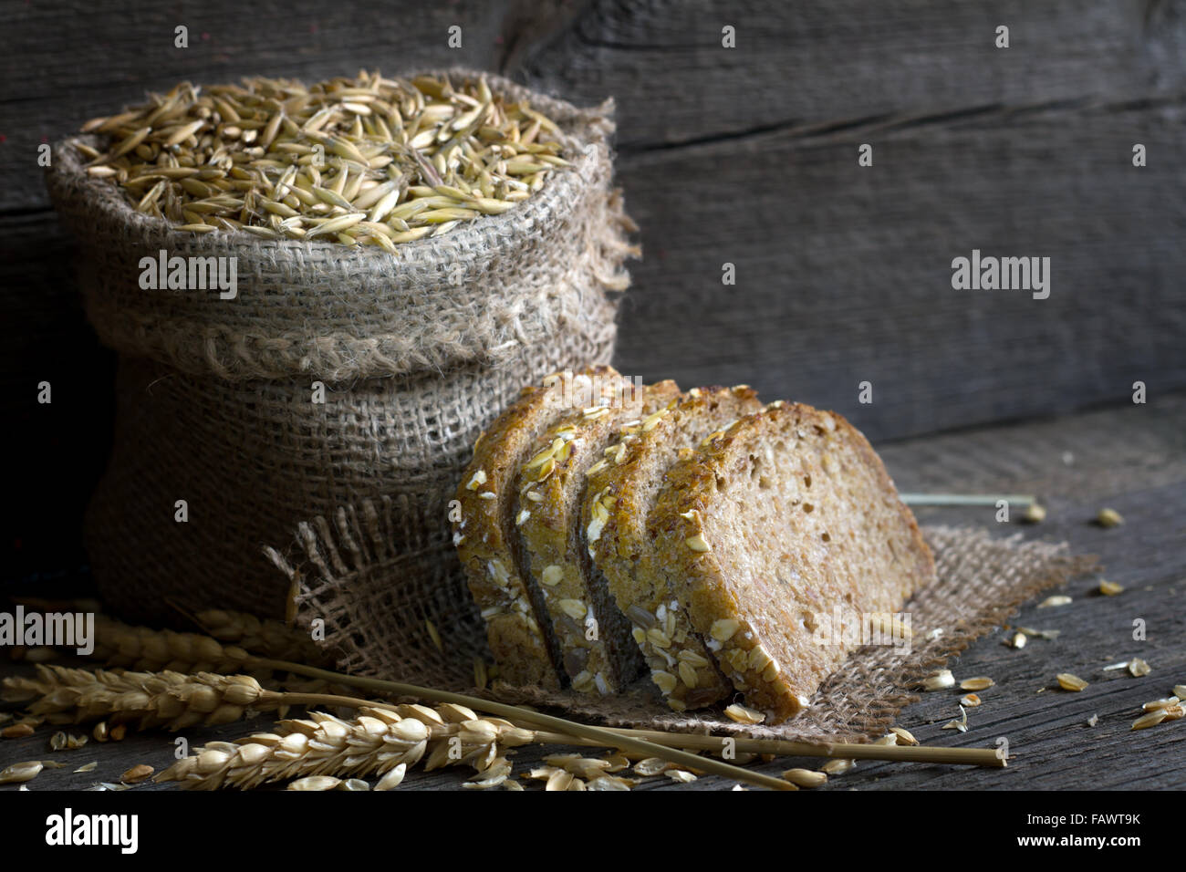 Pain et céréales dans le sac sur un en bois vintage Banque D'Images