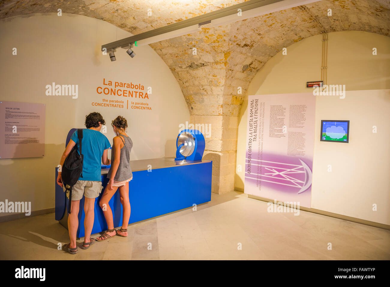La Sicile, musée vu de jeunes visitant le Musée d'Archimède de Syracuse (Siracusa) de la Sicile. Banque D'Images