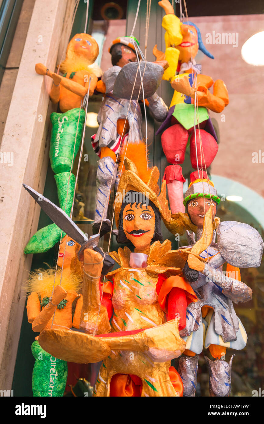 Marionnette Sicile, vue sur les marionnettes traditionnelles colorées en papier à vendre sur le Corso Umberto l à Taormina, Sicile. Banque D'Images