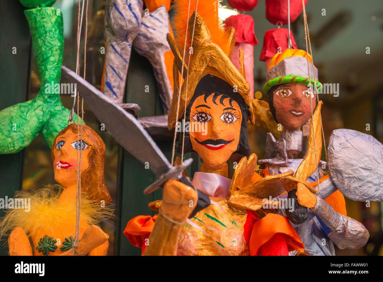 Sicile, Marionnettes Marionnettes papier mâché traditionnels colorés à la vente sur le Corso Umberto l dans Taormina, Sicile. Banque D'Images