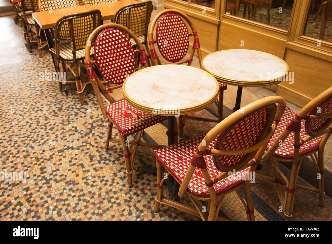 Tables et chaises de bistrot traditionnel sur un trottoir ; Paris, France Banque D'Images