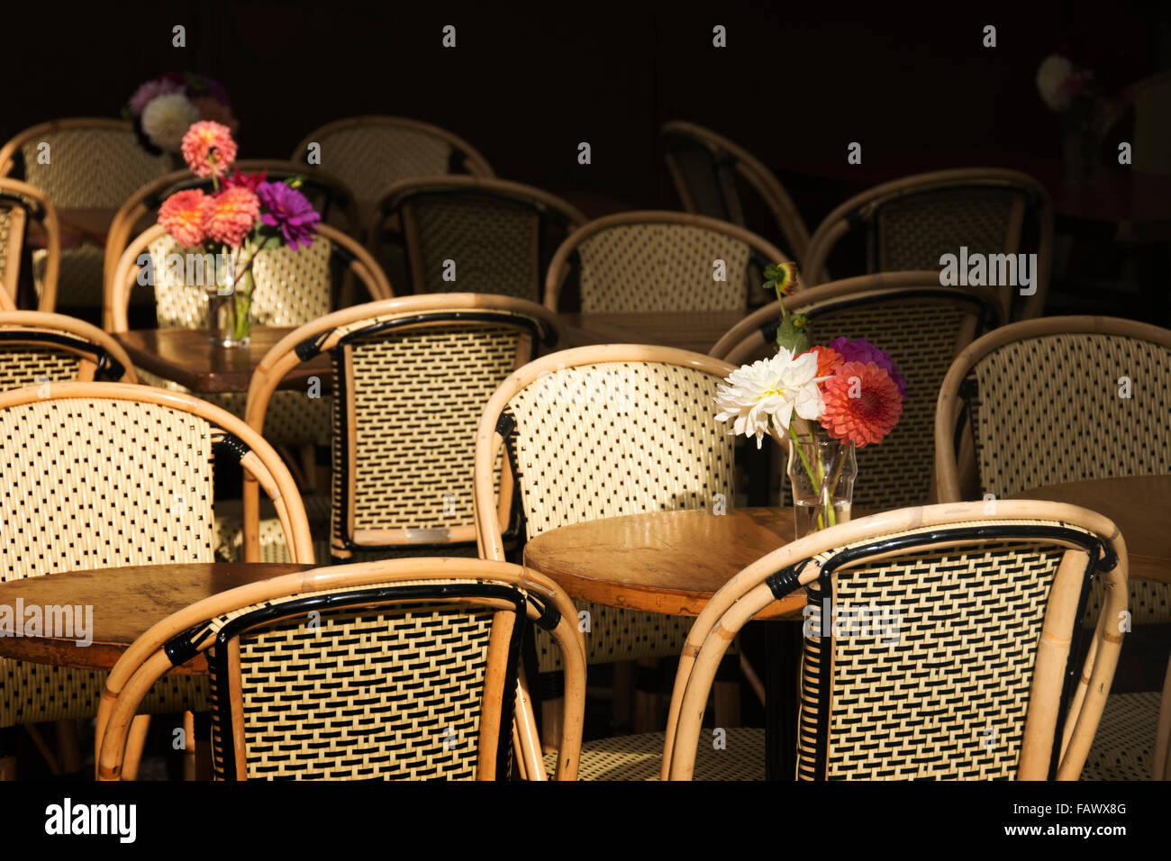 Un bouquet de fleurs vide entre les chaises et tables de bistrot parisien, Paris, France Banque D'Images