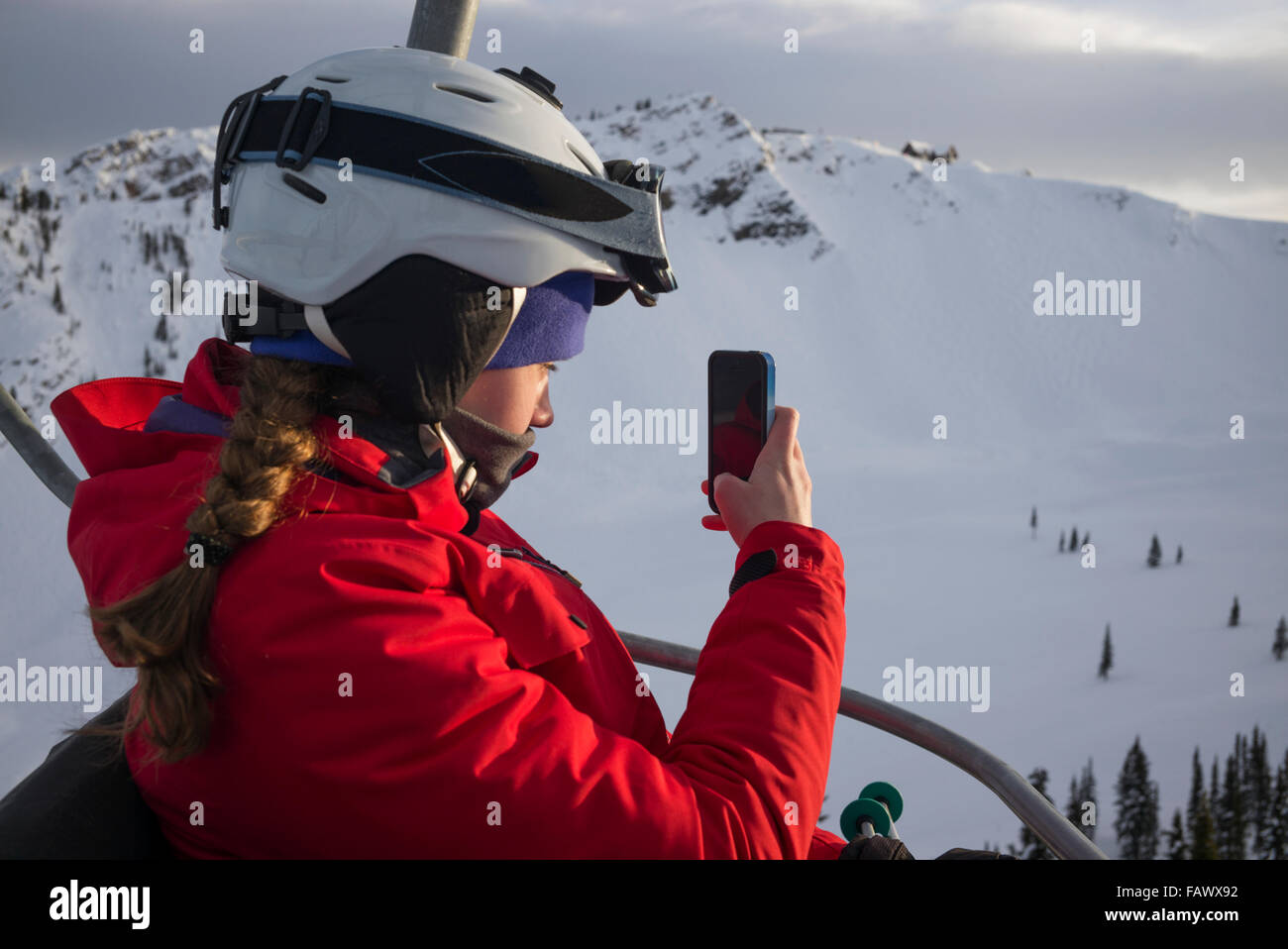 Un skieur sur un télésiège dans une station de ski prend une photo avec un téléphone intelligent, Banff National Park, Alberta, CanadaNone Banque D'Images