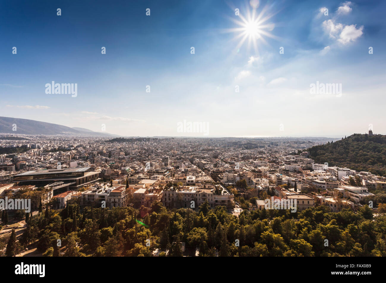 Vue d'Athènes depuis l'Acropole vers le sud-ouest, le Golf Saronique de Méditerranée peut être vu dans la distance ; Athènes, Grèce Banque D'Images