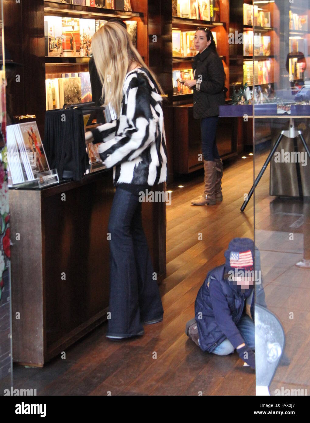 Rachel Zoe prend son fils Skyler shopping à Gap et une librairie à Beverly Hills. En quittant la librairie, Skyler gouttes une bande dessinée sur la rue et un passant la ramasse pour lui. Avec : Rachel Zoe, Skyler Morrison Berman Où : Los Angeles, Cal Banque D'Images