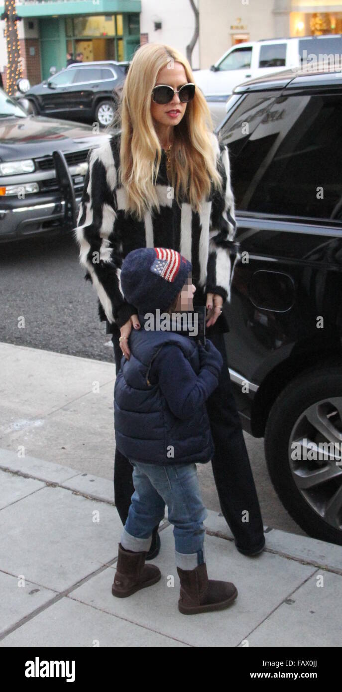 Rachel Zoe prend son fils Skyler shopping à Gap et une librairie à Beverly Hills. En quittant la librairie, Skyler gouttes une bande dessinée sur la rue et un passant la ramasse pour lui. Avec : Rachel Zoe, Skyler Morrison Berman Où : Los Angeles, Cal Banque D'Images