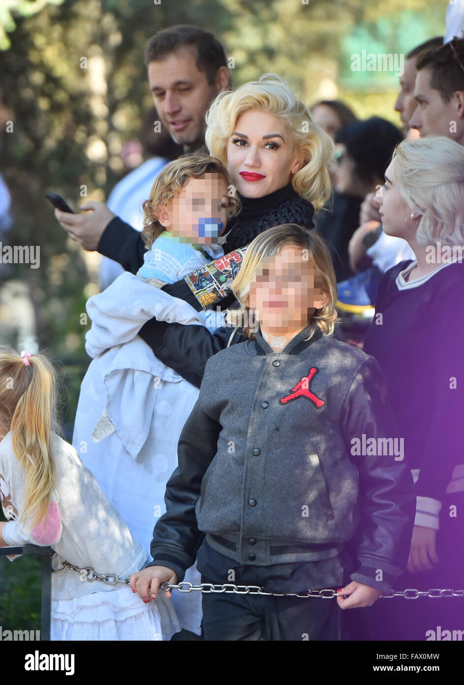 Gwen Stefani bénéficie d'un jour Parc Disneyland avec ses trois fils à Anaheim, Californie. En vedette : Gwen Stefani, Kingston Rossdale Rossdale Apollo, où : Los Angeles, California, United States Quand : 27 Nov 2015 Banque D'Images