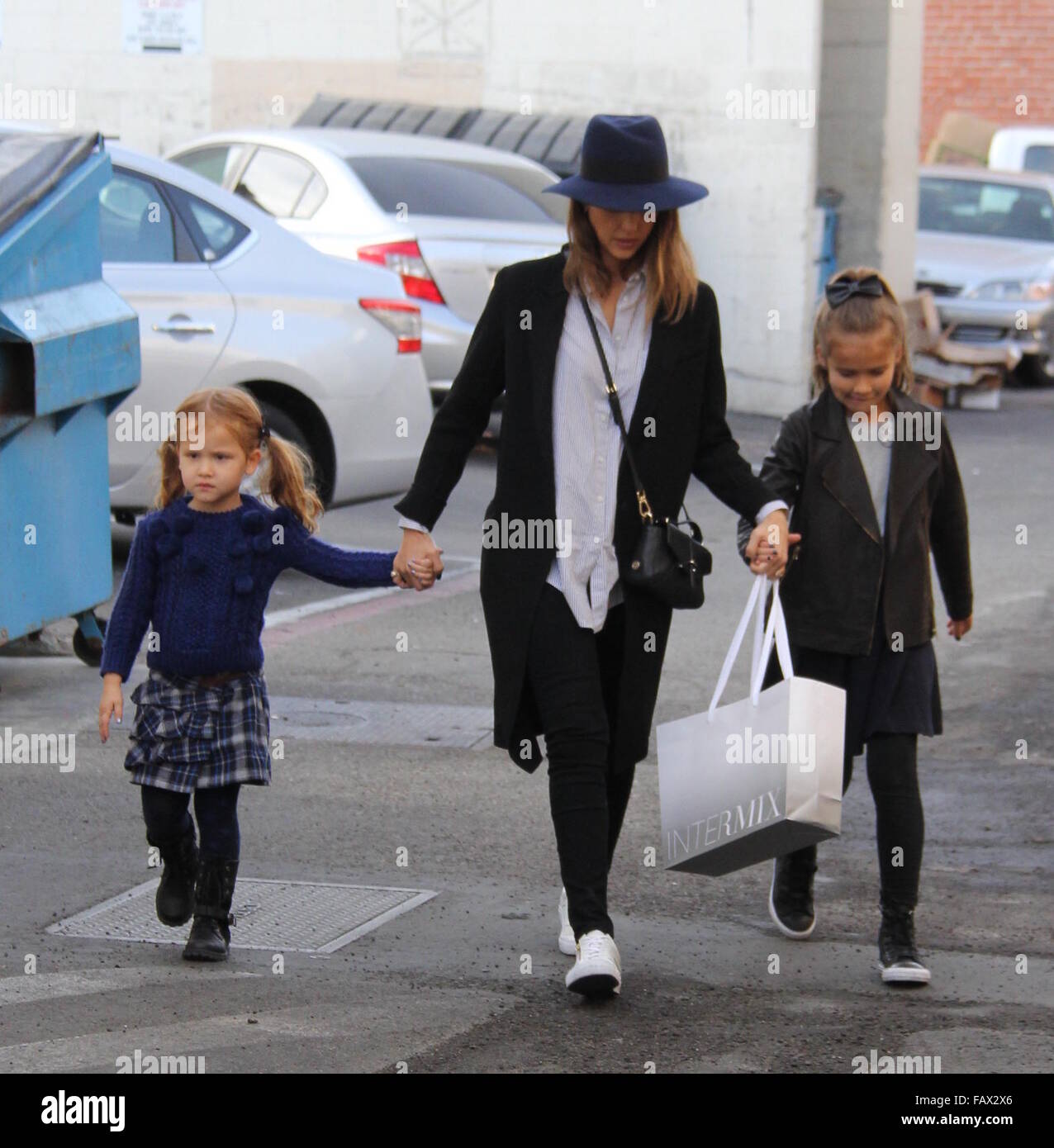 Jessica Alba et l'gerls shopping avec : Jessica Alba Où : Los Angeles, California, United States Quand : 29 Nov 2015 Banque D'Images