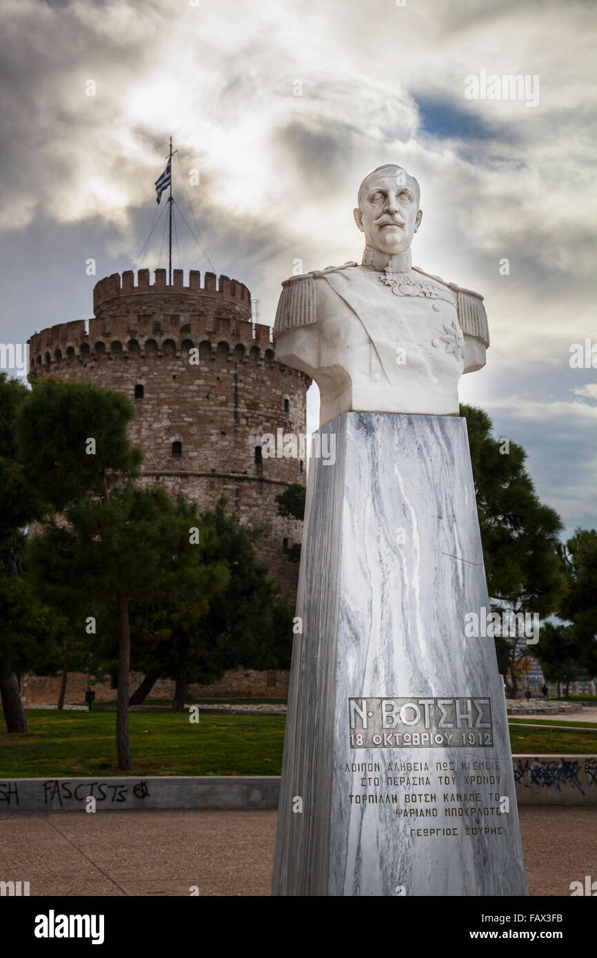 Buste blanc de lieutenant Nicholaos Votsis et la Tour Blanche, Thessalonique, Grèce Banque D'Images