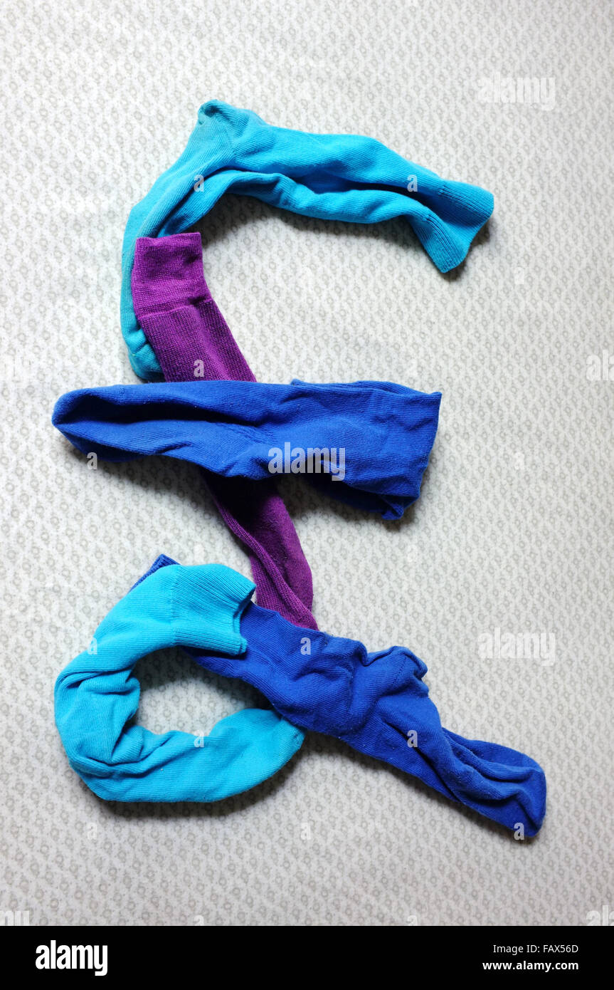 Le symbole dièse fait de chaussettes colorées portant sur une couette. Banque D'Images