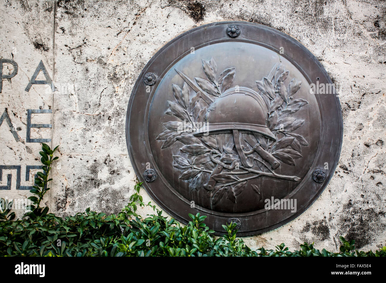 Bouclier de bronze sur le mur de la Tombe du Soldat inconnu, le Parlement de la Grèce, Athènes, Grèce Banque D'Images