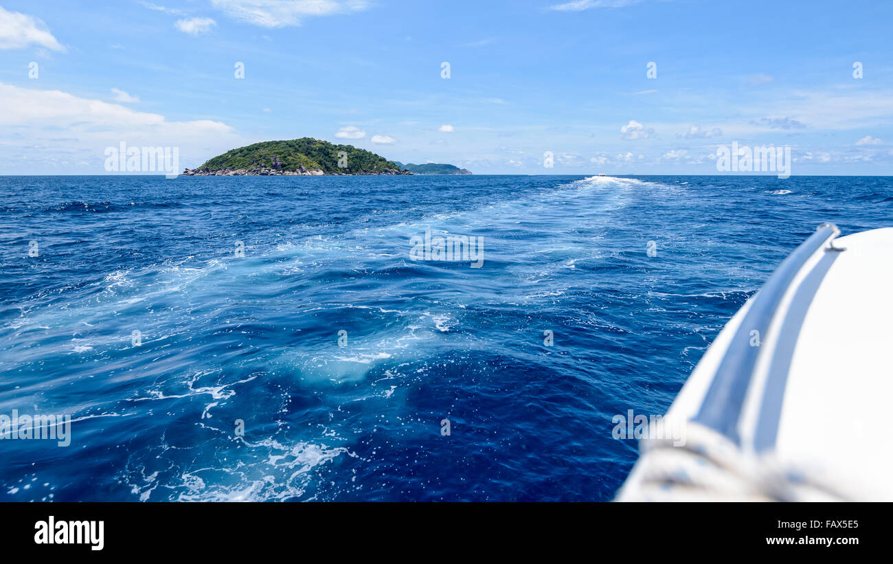 Voyager par bateau de vitesse d'îles dans le beau paysage de mer et de ciel bleu pendant l'été au Parc National de Mu Ko Similan Banque D'Images