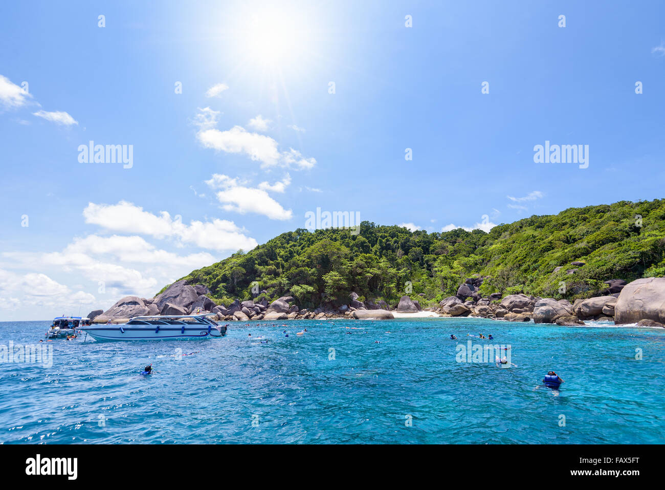 Les touristes jouissent de la plongée avec tuba sur la mer bleue sous le soleil et le ciel en été à Ko Ba Ngu Île dans le Parc National de Mu Ko Similan Banque D'Images