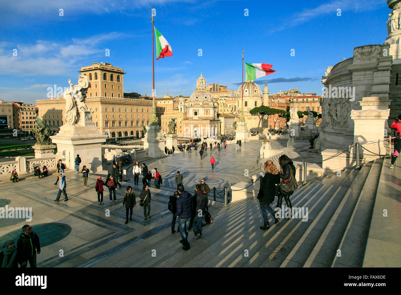 Les visiteurs sur les marches de l'monument Vittorio Emanuele à Rome, Italie. Banque D'Images