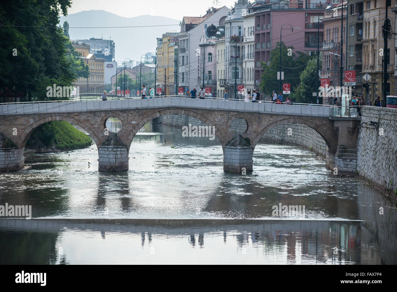 L'ottoman Pont sur la rivière Miljacka dans Sarajevo, Bosnie-Herzégovine Banque D'Images