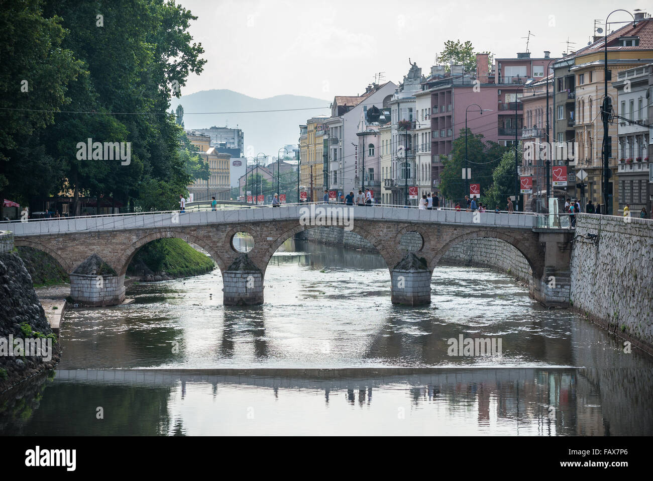 L'ottoman Pont sur la rivière Miljacka dans Sarajevo, Bosnie-Herzégovine Banque D'Images