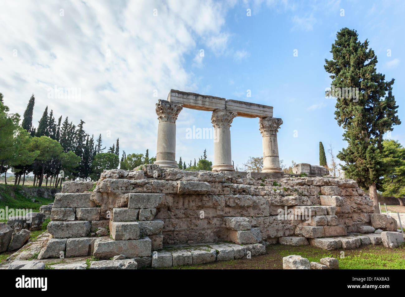 Vestiges de pierre avec colonnes, Corinthe, Grèce Banque D'Images