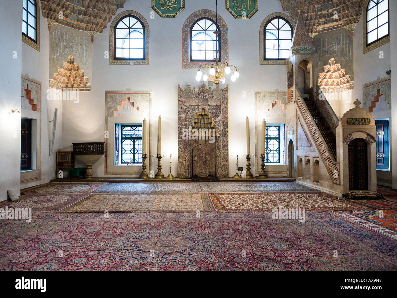 Mur de qibla et le mihrab de la mosquée Gazi Husrev-beg dans la vieille ville de Sarajevo, la plus importante mosquée historique de Bosnie-Herzégovine Banque D'Images