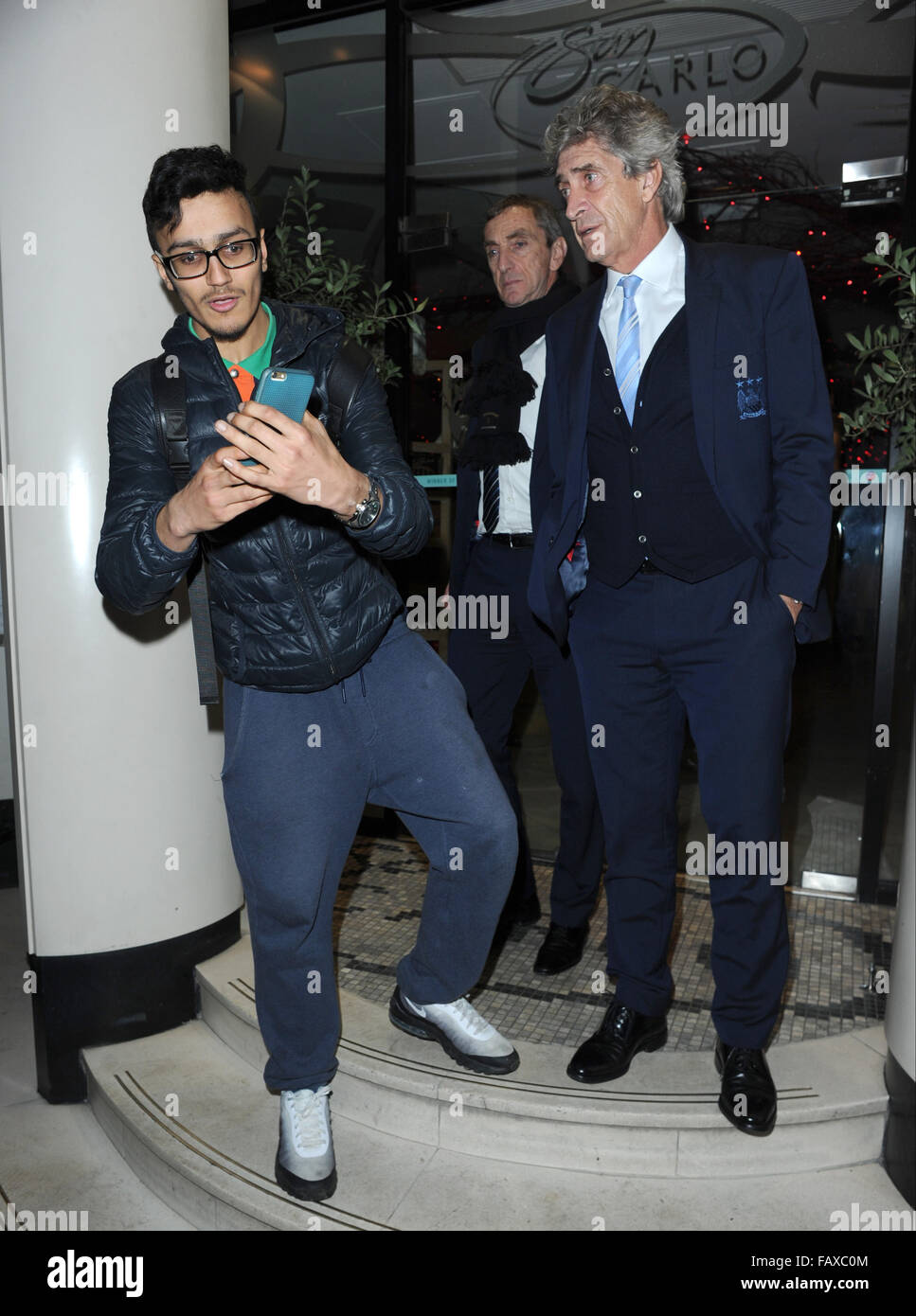 Manuel Pellegrini célébrant ses équipes 4 - 0 Gagnez plus de Hull dans la capitale une tasse à San Carlo Restaurant à Manchester avec famille et amis, lorsqu'il est harcelé par un ventilateur pour une photo avec lui pendant qu'il part. Avec : Manuel Pellegrini où Anna v - Tigresse tropicale : Banque D'Images