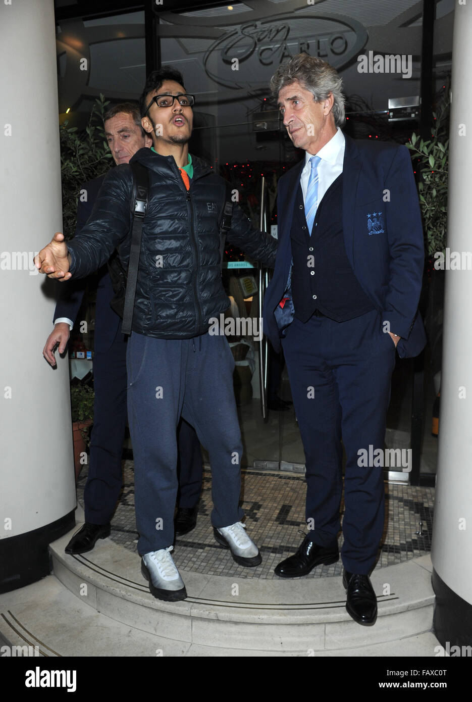 Manuel Pellegrini célébrant ses équipes 4 - 0 Gagnez plus de Hull dans la capitale une tasse à San Carlo Restaurant à Manchester avec famille et amis, lorsqu'il est harcelé par un ventilateur pour une photo avec lui pendant qu'il part. Avec : Manuel Pellegrini où Anna v - Tigresse tropicale : Banque D'Images