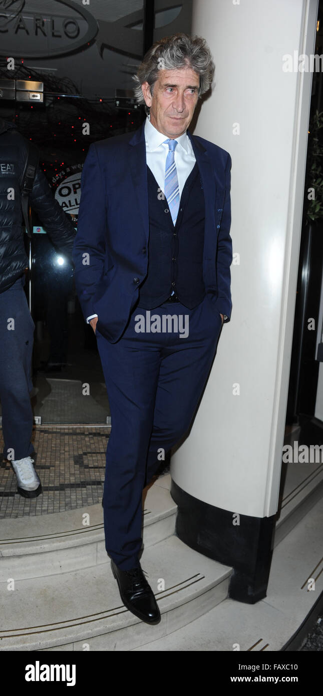 Manuel Pellegrini célébrant ses équipes 4 - 0 Gagnez plus de Hull dans la capitale une tasse à San Carlo Restaurant à Manchester avec famille et amis, lorsqu'il est harcelé par un ventilateur pour une photo avec lui pendant qu'il part. Avec : Manuel Pellegrini où Anna v - Tigresse tropicale : Banque D'Images