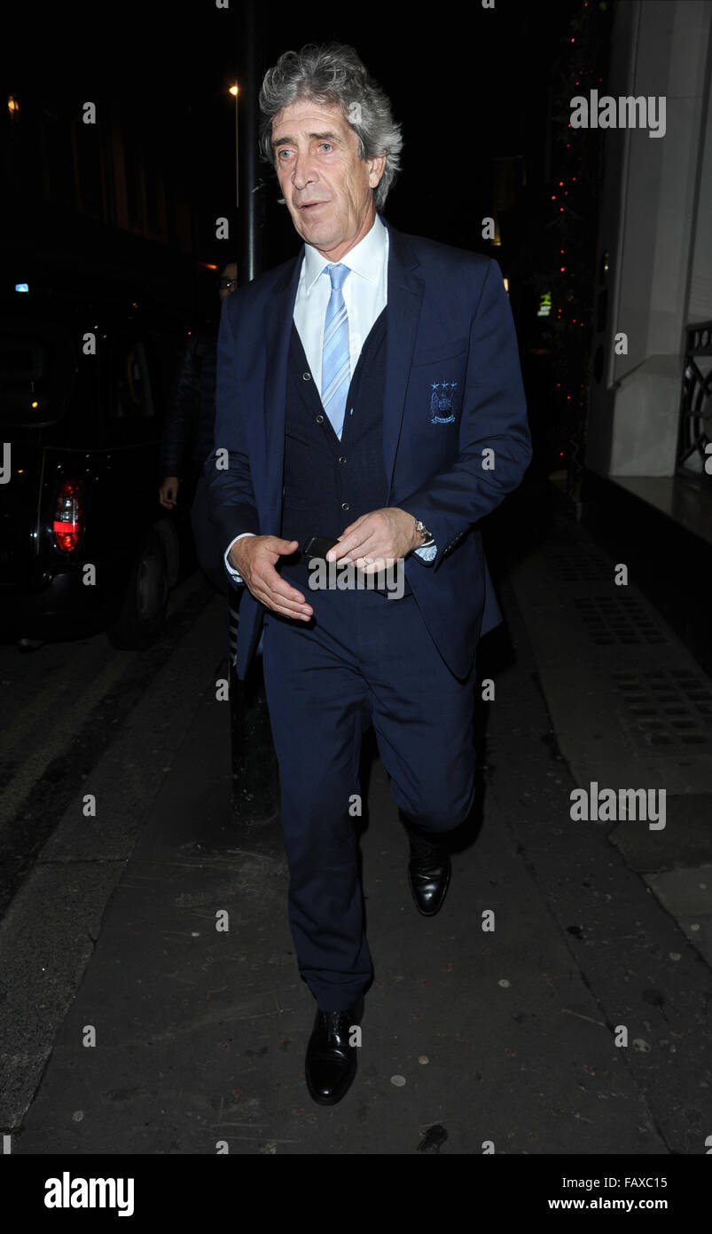 Manuel Pellegrini célébrant ses équipes 4 - 0 Gagnez plus de Hull dans la capitale une tasse à San Carlo Restaurant à Manchester avec famille et amis, lorsqu'il est harcelé par un ventilateur pour une photo avec lui pendant qu'il part. Avec : Manuel Pellegrini où Anna v - Tigresse tropicale : Banque D'Images