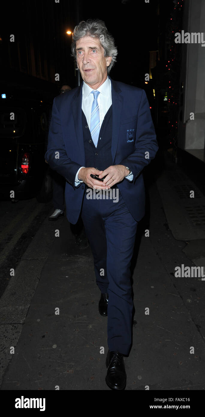 Manuel Pellegrini célébrant ses équipes 4 - 0 Gagnez plus de Hull dans la capitale une tasse à San Carlo Restaurant à Manchester avec famille et amis, lorsqu'il est harcelé par un ventilateur pour une photo avec lui pendant qu'il part. Avec : Manuel Pellegrini où Anna v - Tigresse tropicale : Banque D'Images