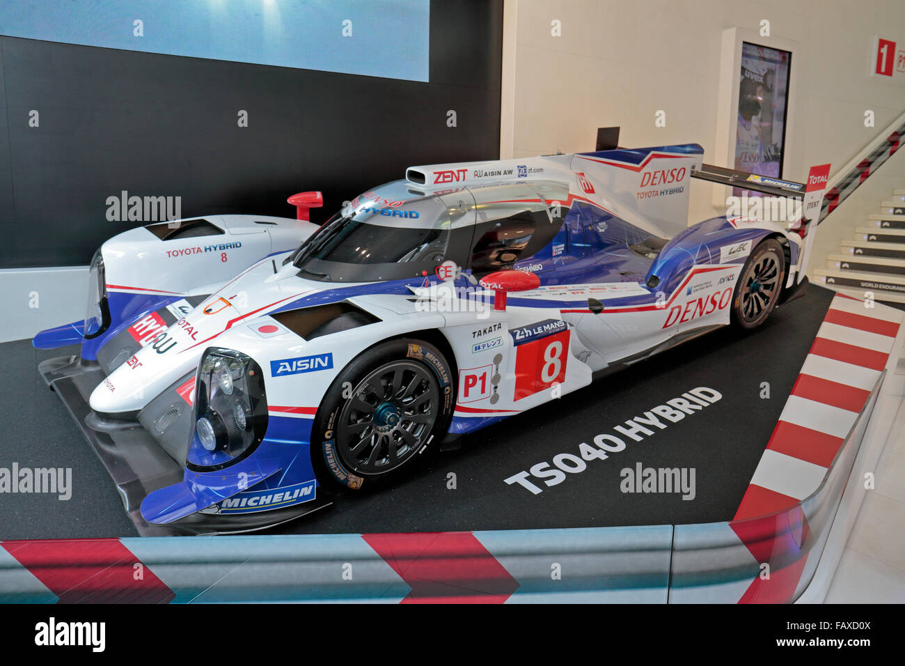 La Toyota TS040 Hybrid voiture de course sur l'affichage dans la salle d'exposition de voiture Toyota Paris sur l'Avenue des Champs-Elysées, Paris, France. Banque D'Images