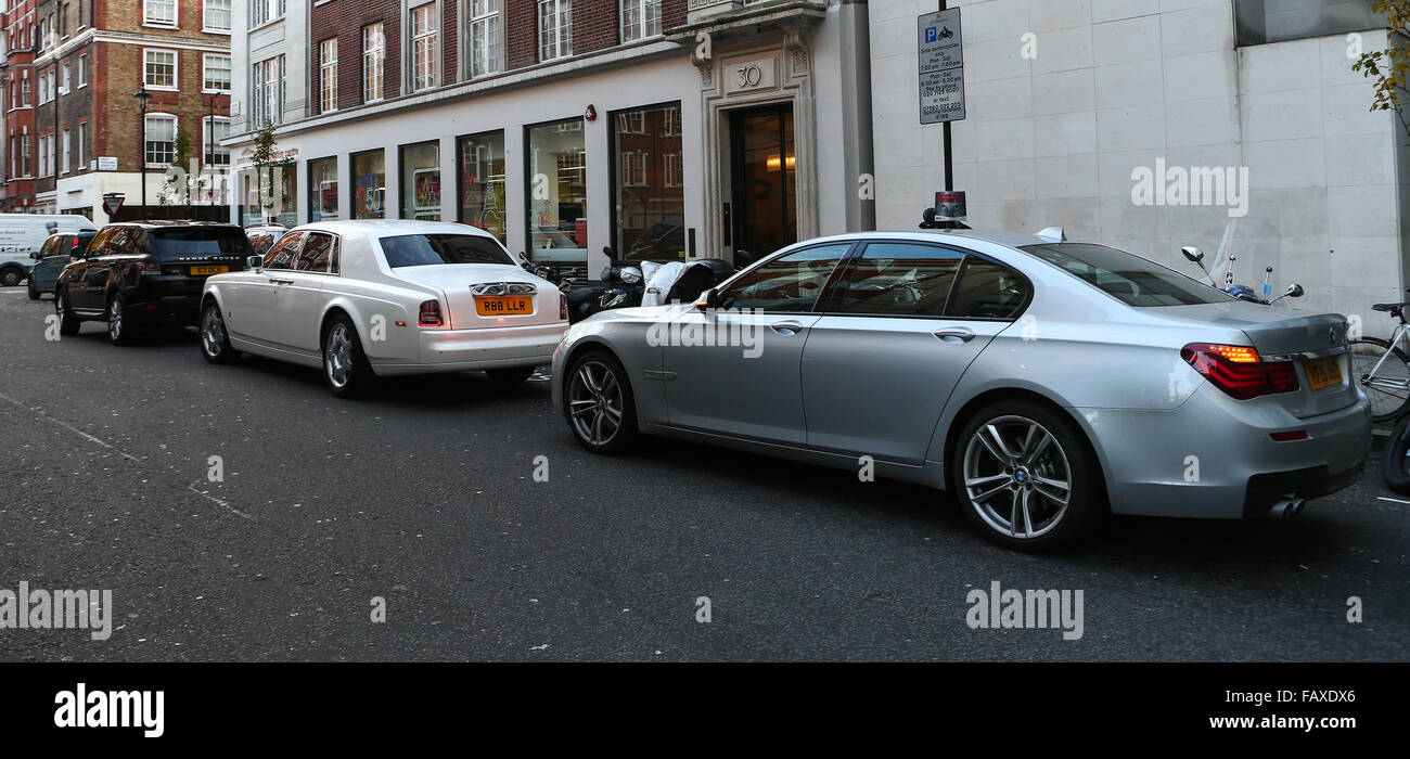 Légende de Bollywood Shah Rukh Khan arrive à la BBC dans une flotte de voitures de luxe entouré par la sécurité comprend : Atmosphère Où : London, Royaume-Uni Quand : 02 déc 2015 Banque D'Images