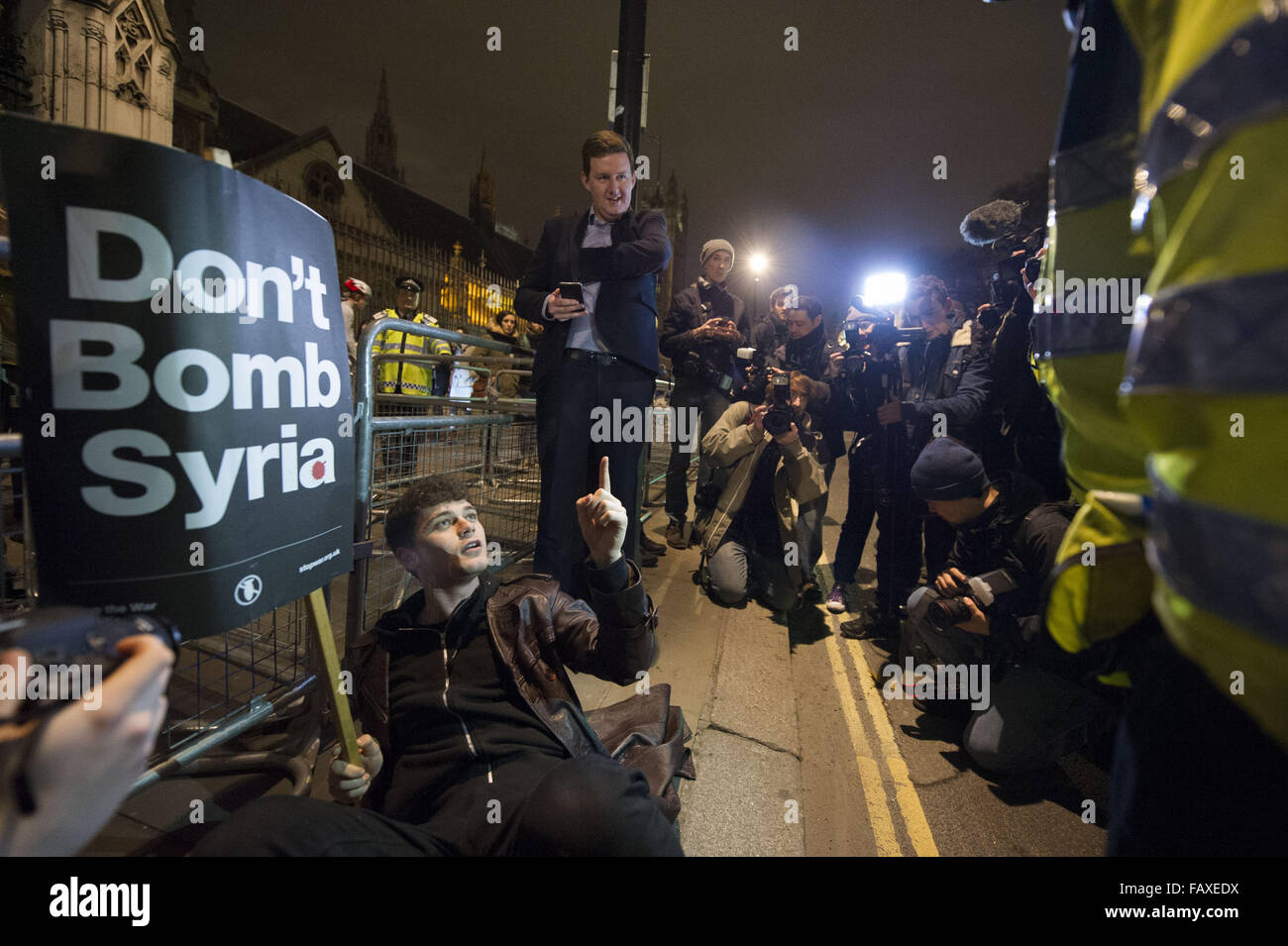 Un : 'Die' sur la route que les militants pour la Syrie bombardements pas assister à une "protestation et mourir dans : ne pas voter pour la guerre" à la place du Parlement à Londres. Avec : attentat contre des manifestants Où : London, Royaume-Uni Quand : 02 déc 2015 Banque D'Images