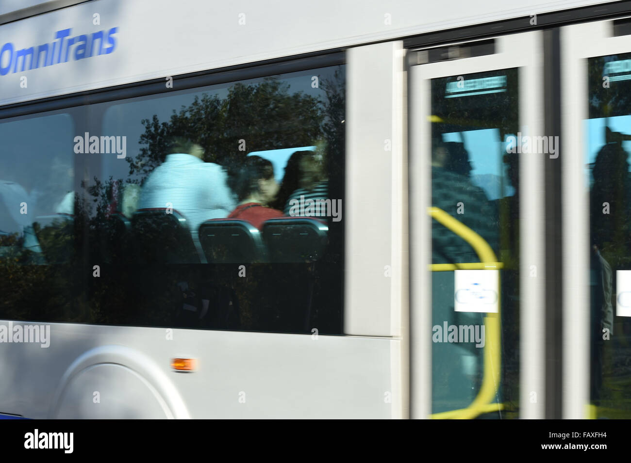 Les travailleurs de la San Bernardino County Office Building où la fusillade s'est produite sont évacués en bus comprend : San Bernardino comté Office Building workers Où : Los Angeles, California, United States Quand : 03 déc 2015 Banque D'Images