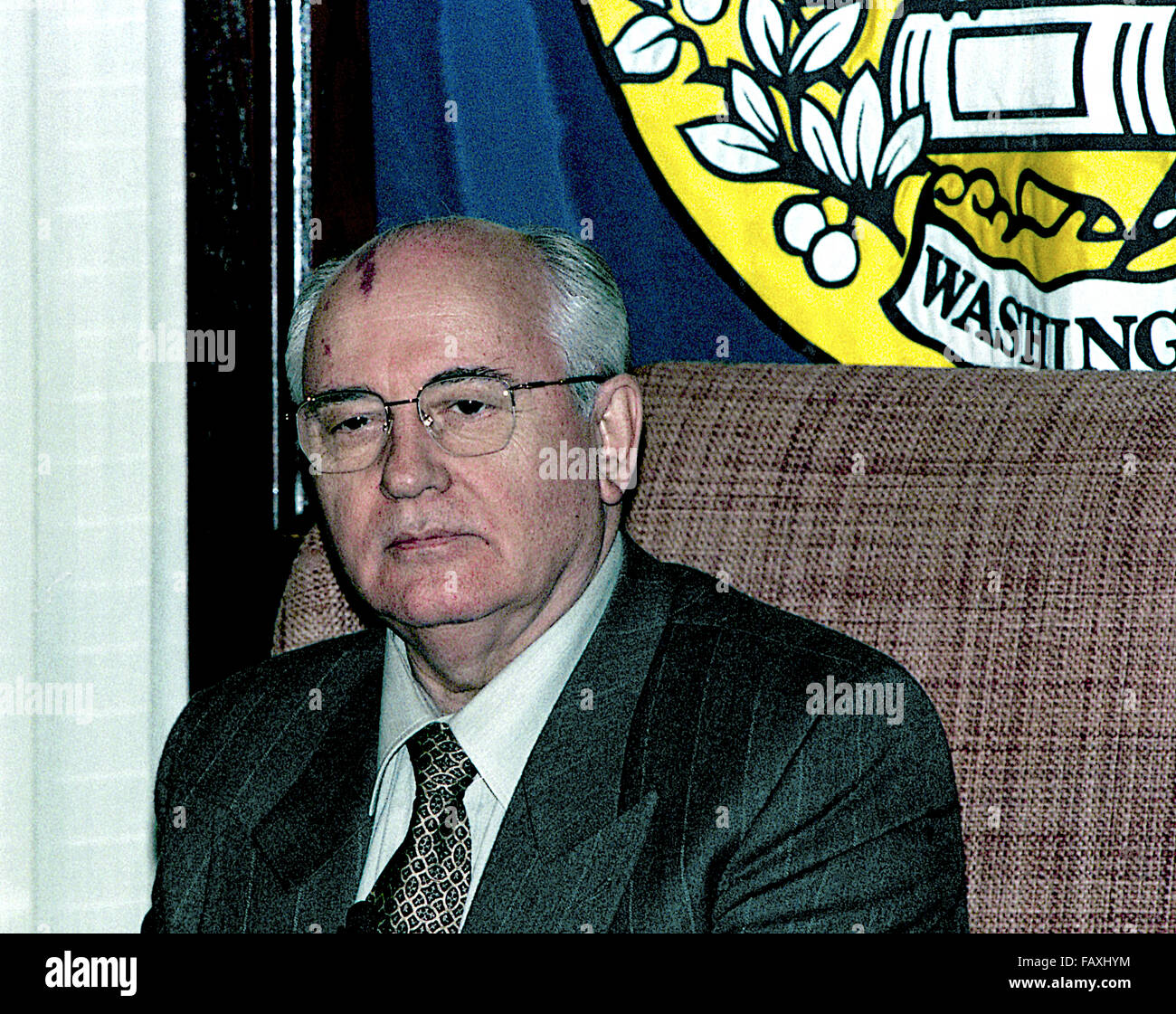 Washington, DC., 25 octobre 1996, Mikhaïl Sergueïevitch Gorbatchev au National Press Club. Il était le huitième et dernier chef de l'Union soviétique, ayant servi comme Secrétaire Général du Parti communiste de l'Union soviétique de 1985 à 1991, lorsque le parti a été dissous. Il a occupé le poste de chef de l'Etat à partir de 1988 jusqu'à sa dissolution en 1991 (le titre de président du Présidium du Soviet suprême de 1988 à 1989, en tant que Président du Soviet suprême de 1989 à 1990, et comme président de l'Union soviétique de 1990 à 1991) Credit : Mark Reinstein Banque D'Images