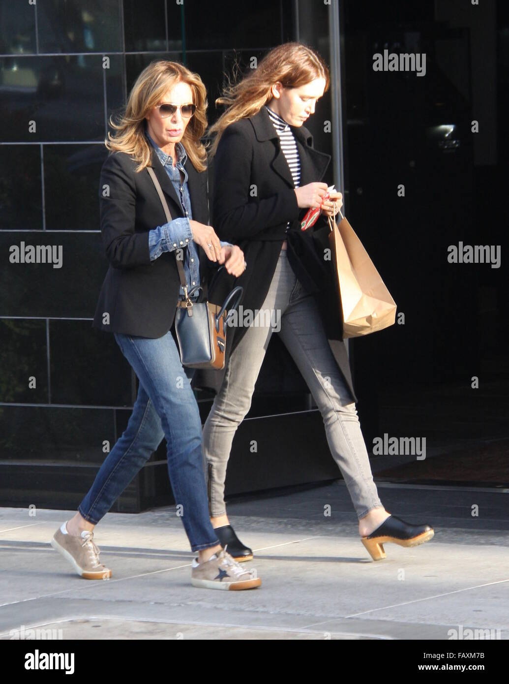 Jaclyn Smith sortir shopping avec sa fille dans la région de Los Angeles comprend : Jaclyn Smith, Margaret Spencer Richmond Où : Los Angeles, California, United States Quand : 03 déc 2015 Banque D'Images