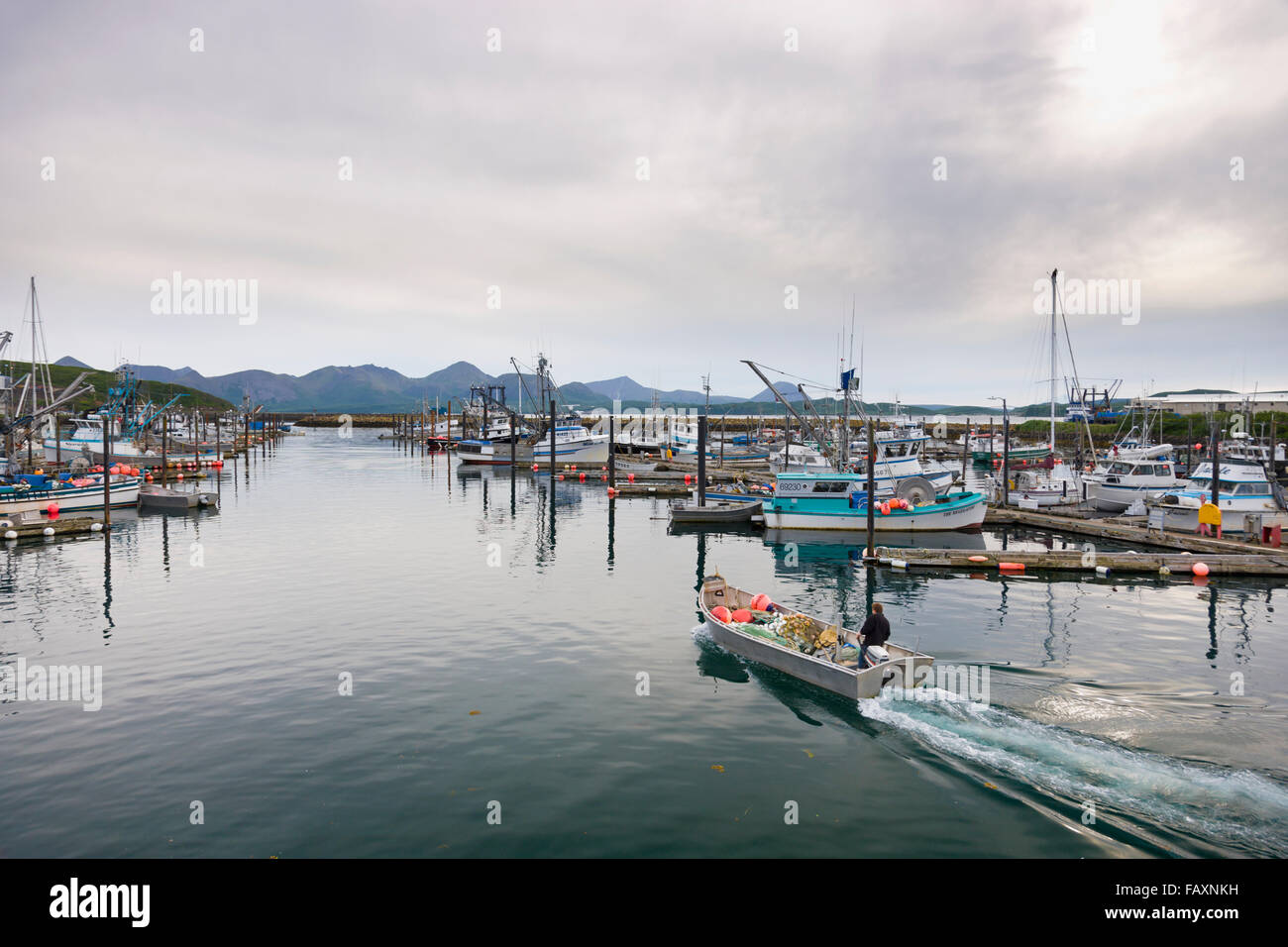 Bateaux de pêche amarré au port de Sand Point, Sand Point, le sud-ouest de l'Alaska, USA, l'été Banque D'Images