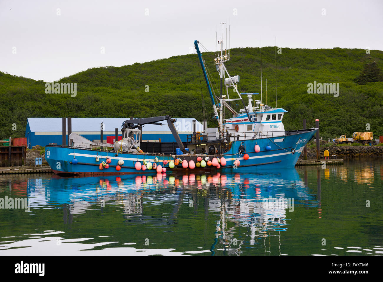 La pendaison des bouées au large de la côté d'un bateau de pêche bleu, Sable Point Harbor, le sud-ouest de l'Alaska, USA, l'été Banque D'Images