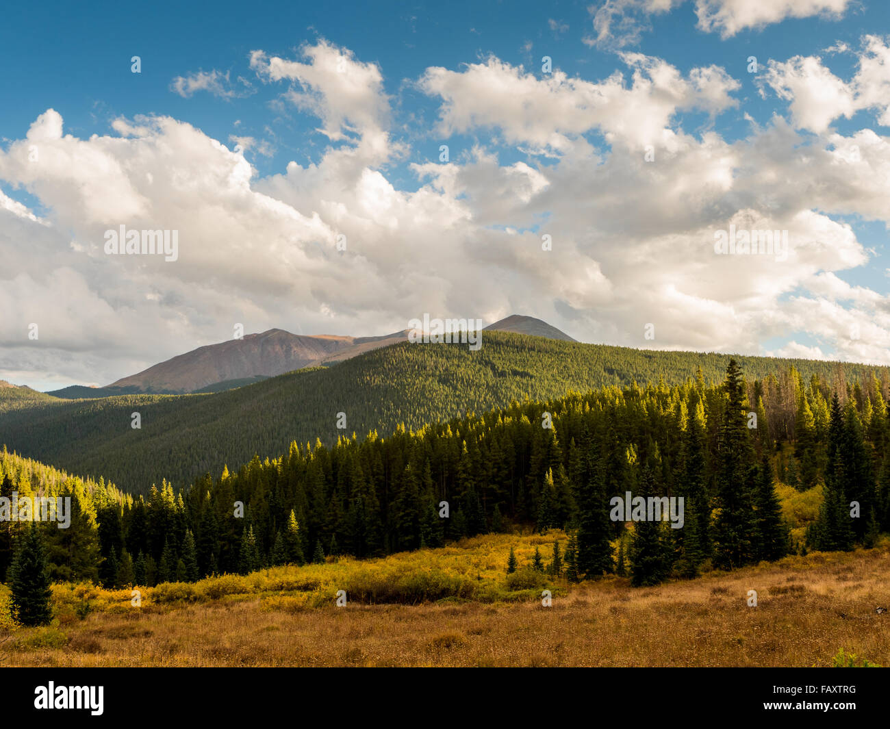 Les nuages du soir et la lumière dans les montagnes près de Breckenridge, Colorado Banque D'Images